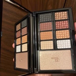 Eyeshadow palette by Doucce